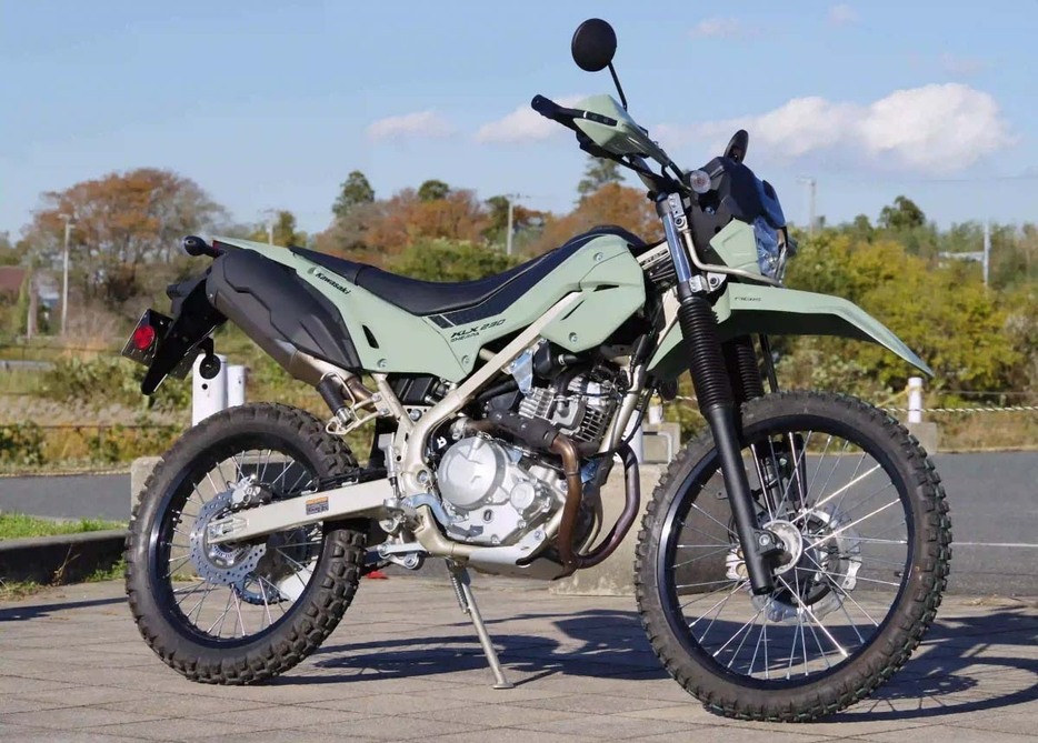 KLX230シェルパ（カワサキ　63万8000円）。ローダウン仕様のKLX230Sをベースに、専用の外装やハンドガード、アルミスキッドプレート、スタックパイプなどを与え、トレッキング仕様としている。11月27日発売予定が延期され、登場時期は未定だ。