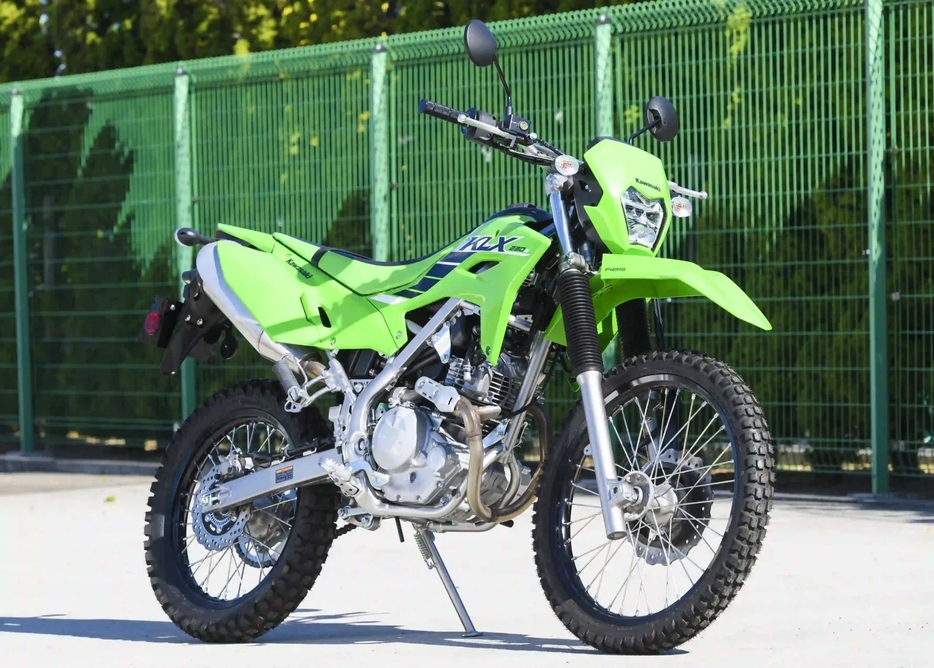 2025年型KLX230S（カワサキ　59万4000円）。STDのKLX230を基盤に、シートの肉厚と前後サスストロークの変更で、シート高を35mm低い845mmに設定した。KLX230/Sは11月27日に発売済み。