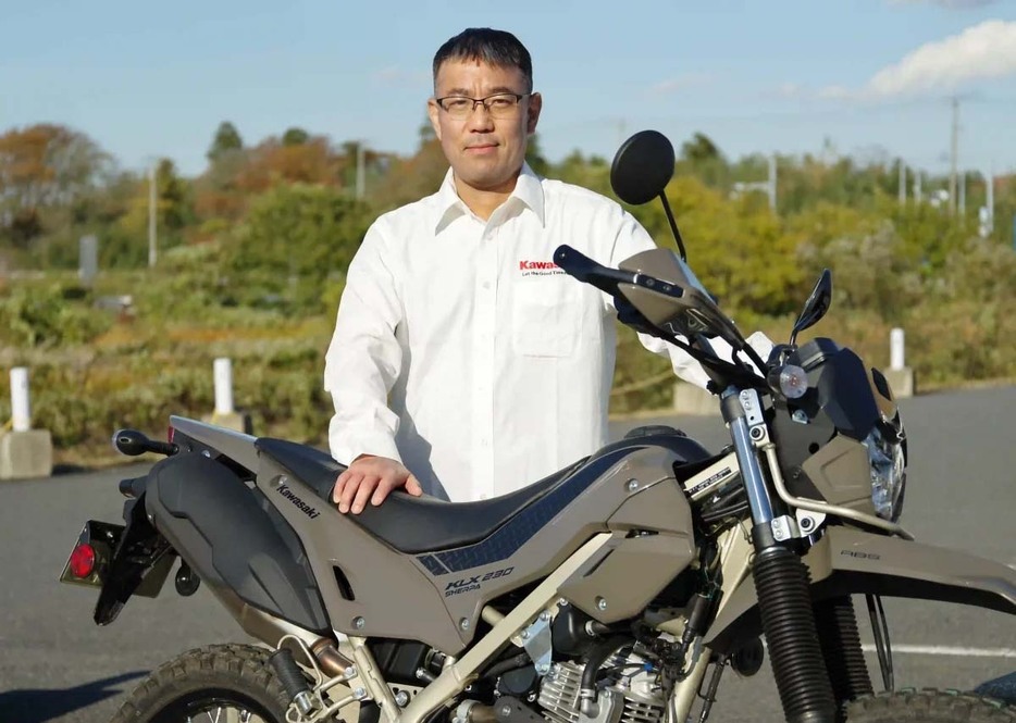 KLX230シリーズの開発リーダーである松下さん。生産国のタイから来日し、インタビューに対応してくださった。