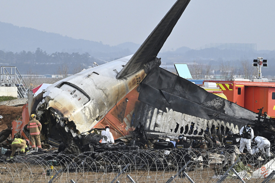 韓国・務安国際空港で起きた旅客機事故の現場＝30日（共同）