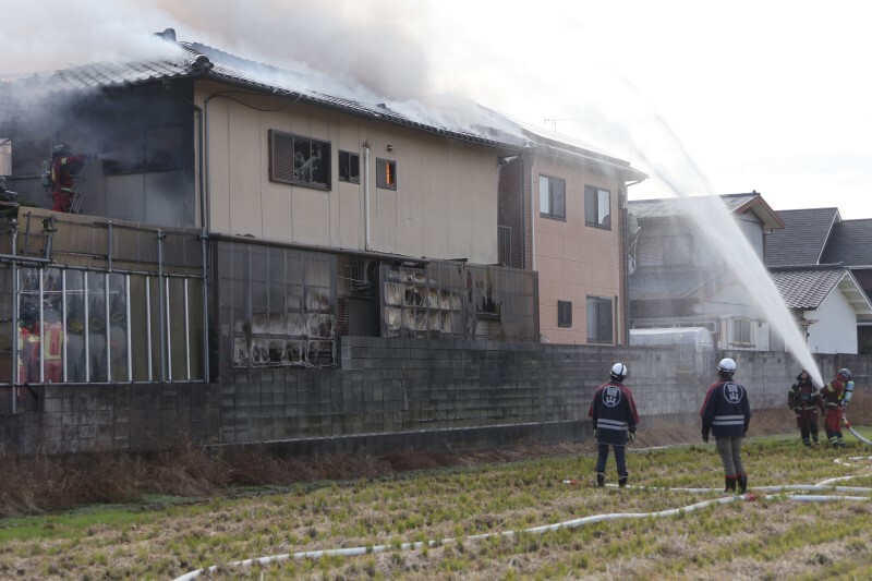 煙を上げて燃える民家＝9日午前9時4分、岡山市東区豊田