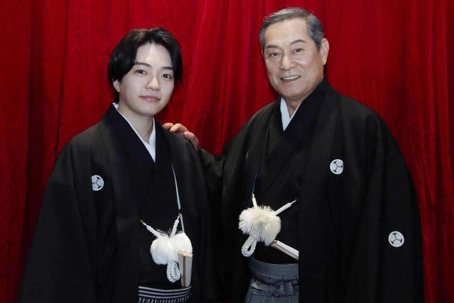 「新・暴れん坊将軍」の取材会にそろいの羽織袴姿で登場した松平健さん（右）と西畑大吾さん