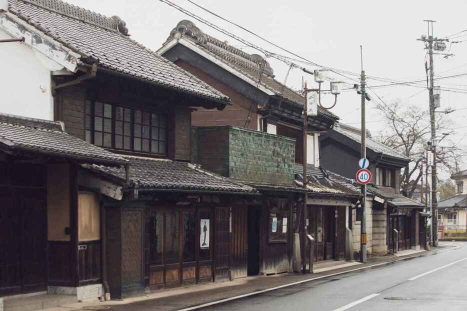 古い見世蔵が軒を連ねる街道沿いには「奥順」の店舗や「結城澤屋」が建つ　PHOTOGRAPH BY YUKO CHIBA