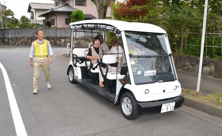 奈良県生駒市の「萩の台住宅地」で実証実験が行われているカート型のグリーンスローモビリティ