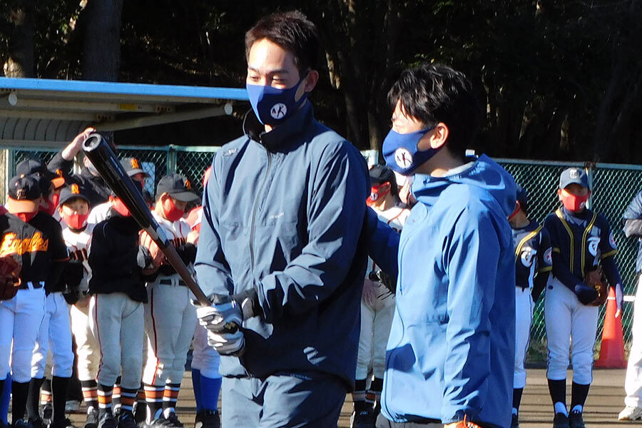 3年前に対戦した広島・秋山翔吾（左）と小泉進次郎衆院議員【写真：間淳】