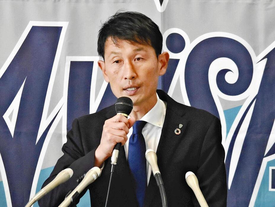 監督就任の記者会見に臨む金氏