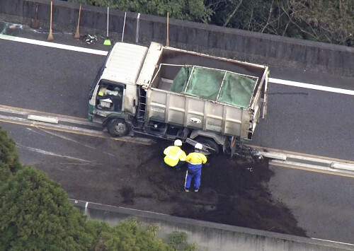 乗用車と接触したトラック（７日、鹿児島県志布志市の都城志布志道路・志布志ＩＣ－有明東ＩＣ間で）（Ｃ）ＮＮＮ