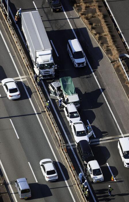 東名高速道路上り線の東京インターチェンジ付近で発生した多重事故＝27日午後0時41分、東京都世田谷区（共同通信社ヘリから）