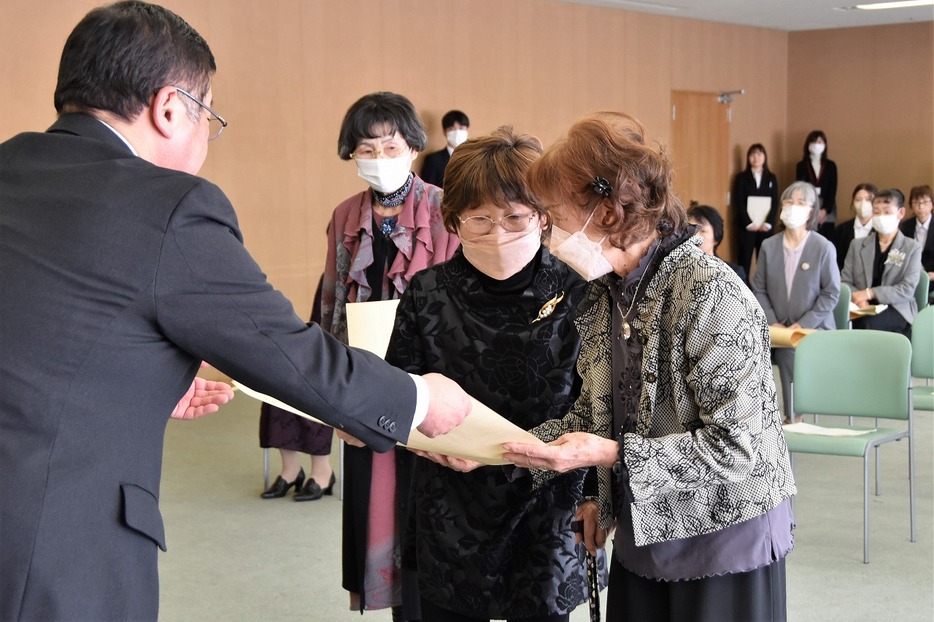 賞状を受け取る麻野会長（左）ら（県庁で）