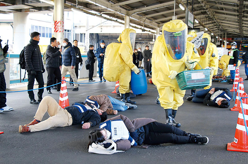 訓練では、化学剤で倒れた客を消防隊員が救出した＝19日、川口市のJR川口駅