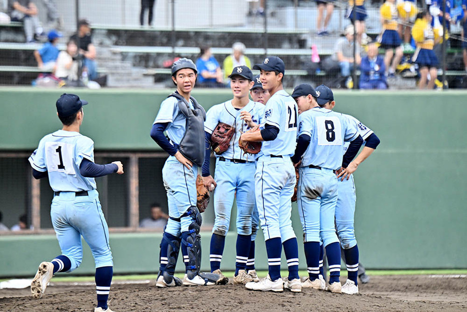 東海大相模戦でマウンドに集まる横浜清陵ナイン＝秋季県大会準々決勝