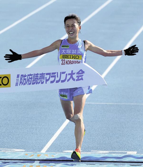 女子トップでゴールする小林香菜