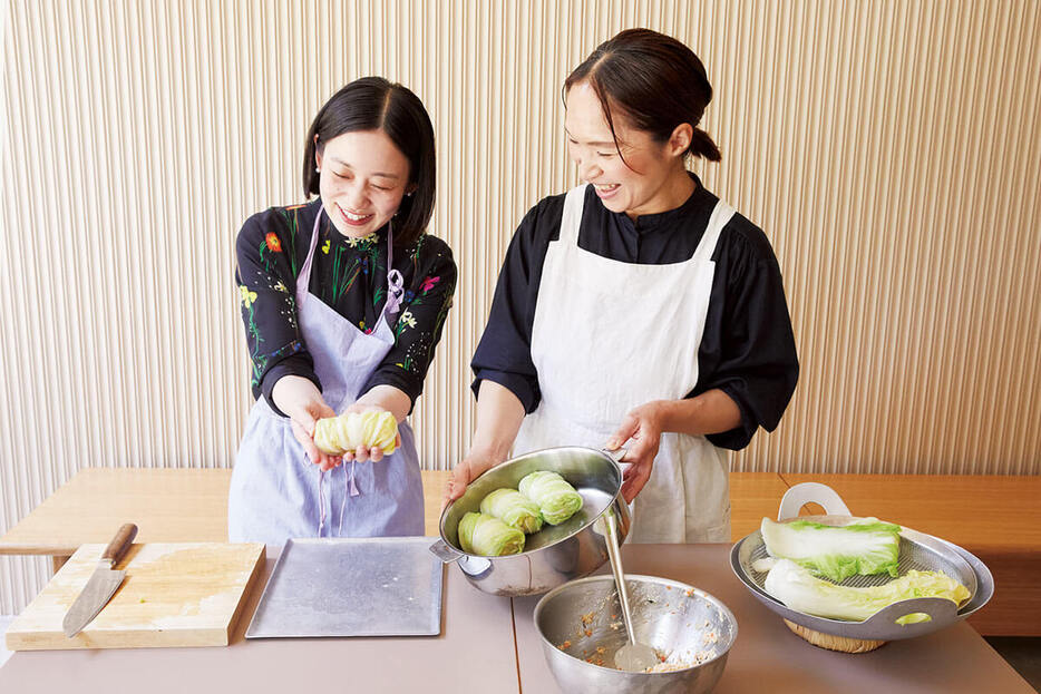 フードエッセイストの平野紗季子さん（左）と、料理研究家の植松良枝さん（右）（撮影／宗田育子）