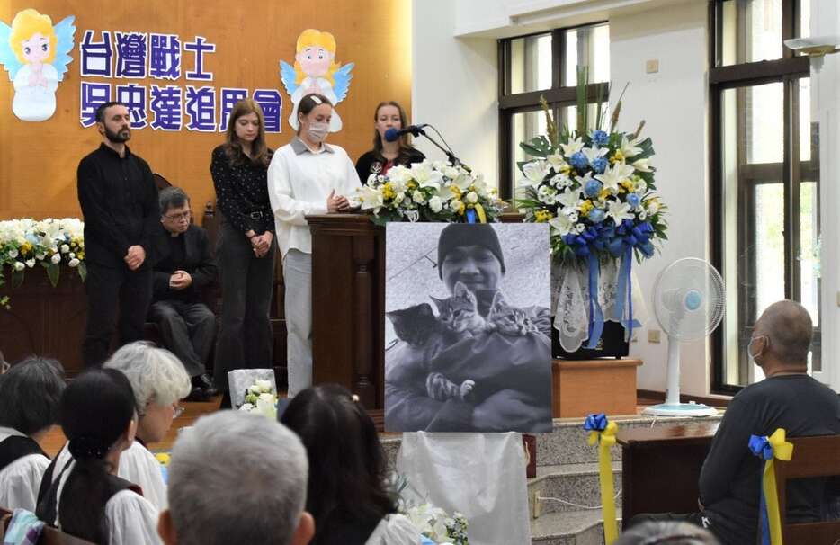 戦死した台湾人義勇兵、呉忠達氏をしのぶ会で謝辞を述べるウクライナ出身者たち＝11月30日、台湾・高雄市の正忠基督長老教会（西見由章撮影）