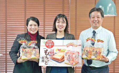 「もちっと食感４枚入り」をＰＲするオキコの（左から）仲田すま子氏、金城美夏氏、仲村賢樹氏＝１６日、沖縄タイムス社