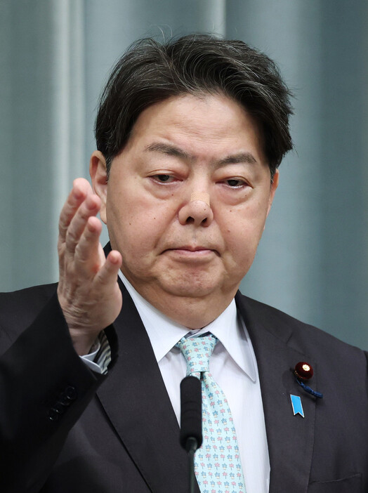 記者会見する林芳正官房長官＝９日午前、首相官邸