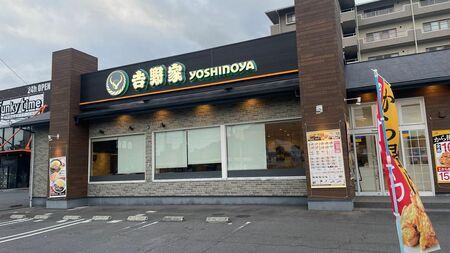 男性サラリーマンに愛されてきた印象の牛丼チェーンだが、ここに来て家族向けや女性向けへのシフトが加速している。なぜだろうか？（筆者撮影）