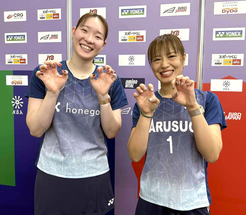 女子ダブルスで予選を突破した福島由紀（右）、クリスマスネイルを披露した松本麻佑