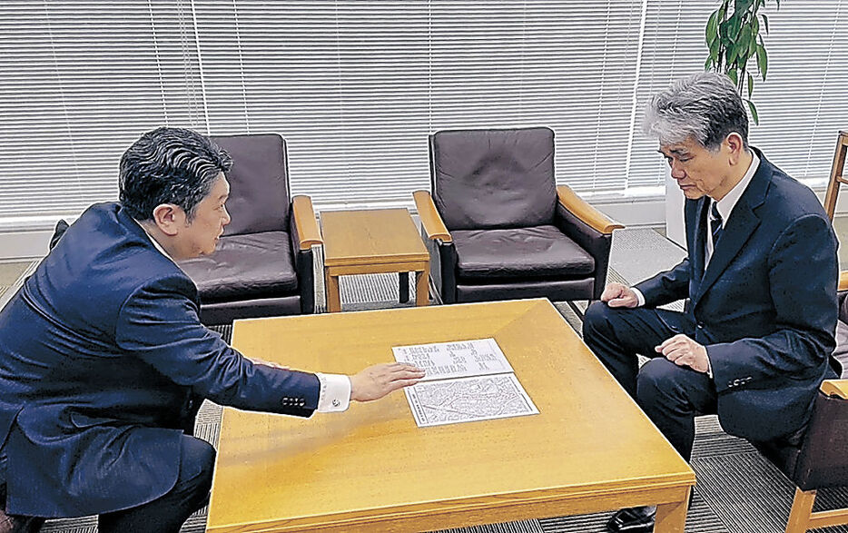 地域整備方針を倉橋社長（右）に説明する村山金沢市長＝大阪市の近鉄不動産本社（金沢市提供）