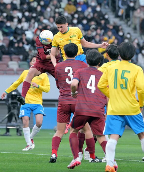 前半、帝京・ラビーニ未蘭がCKから先制ゴールを決める（カメラ・今西　淳）