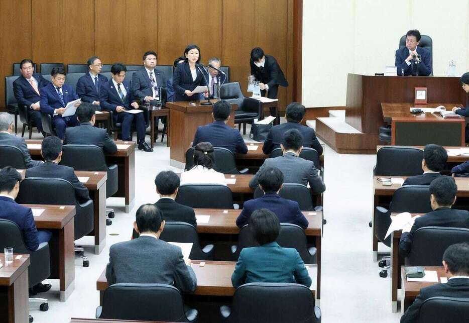 衆院政治改革特別委員会で論戦に臨む与野党議員ら＝10日午後、国会内（春名中撮影）