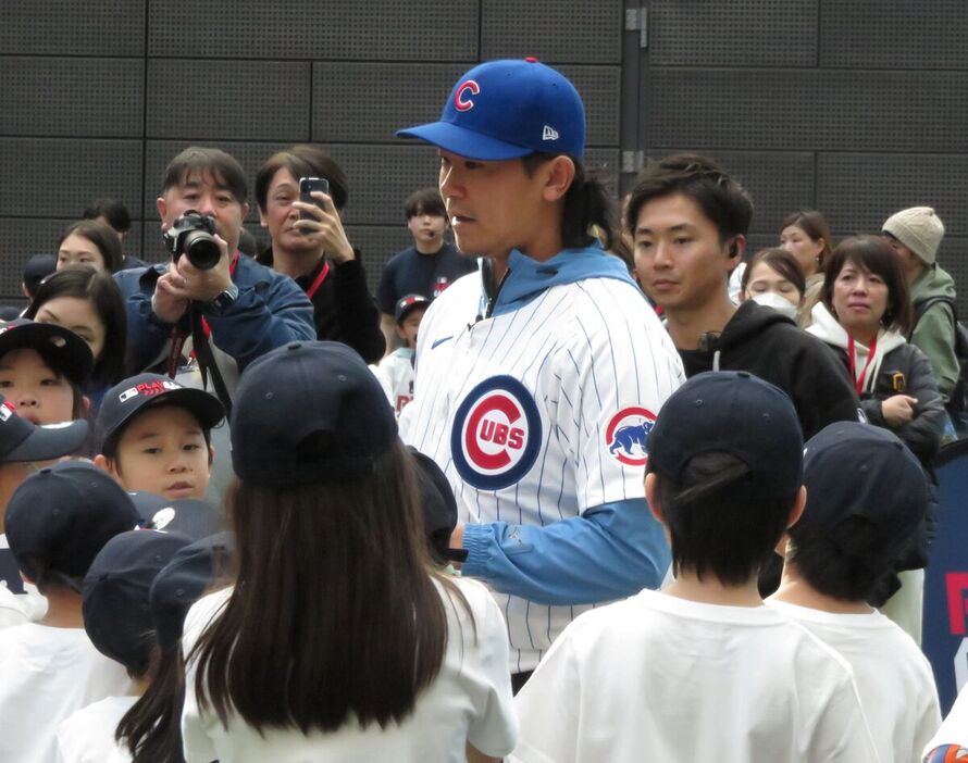 子どもたちと交流したカブス・今永昇太