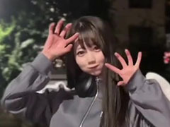 公園で踊る大谷映美里さん