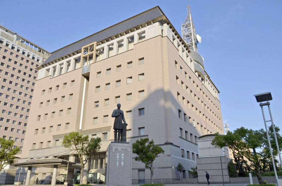 県公安委員会が入る県警本部庁舎＝１１月、鹿児島市鴨池新町