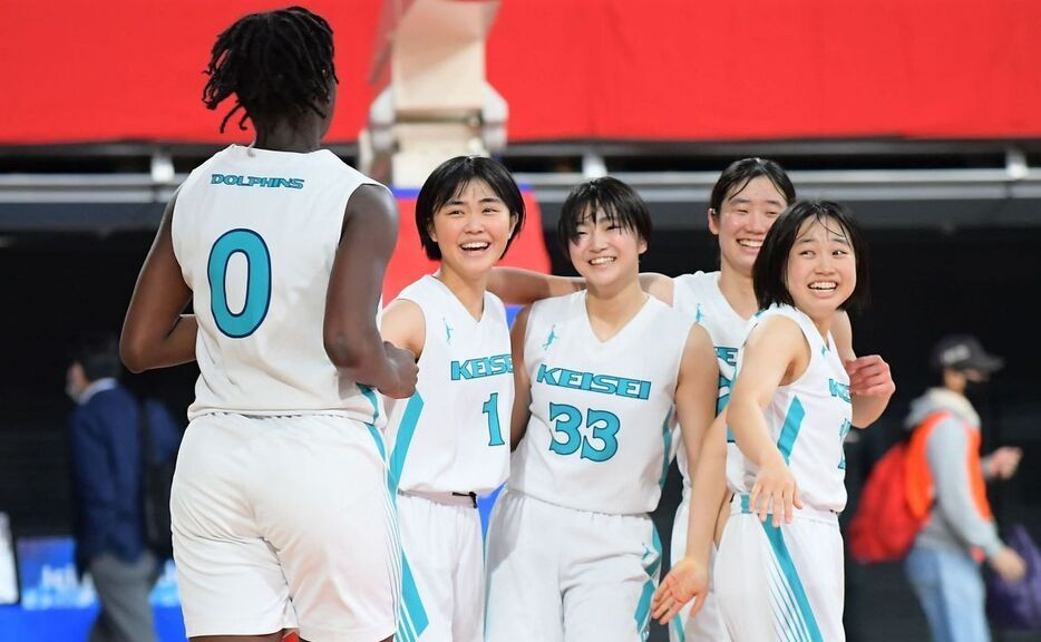 岐阜女子を破り、準決勝進出を決め喜ぶ慶誠の選手たち（撮影・安藤由華）