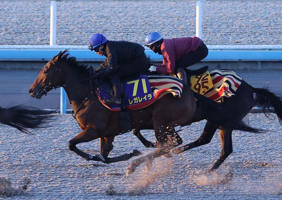 走る気は感じられたレガレイラ（手前）＝美浦トレセン（撮影・萩原悠久人）