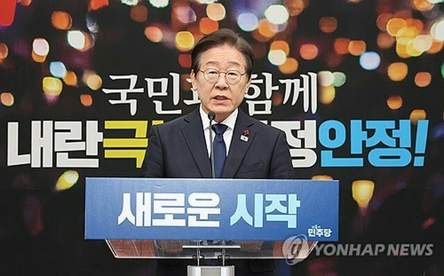 韓国最大野党「共に民主党」の李在明（イ・ジェミョン）代表が尹錫悦（ユン・ソクヨル）大統領の弾劾訴追案の可決から一夜明けた15日、国会で記者会見を開いた＝（聯合ニュース）