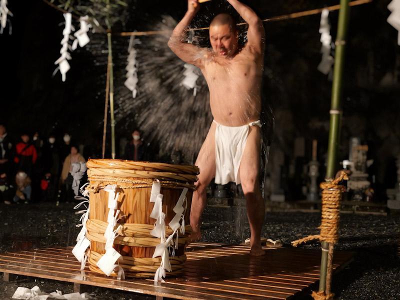 住職の佐々木さんが毎年、水行により身を清め新年の祈願をする（写真提供＝妙海寺）