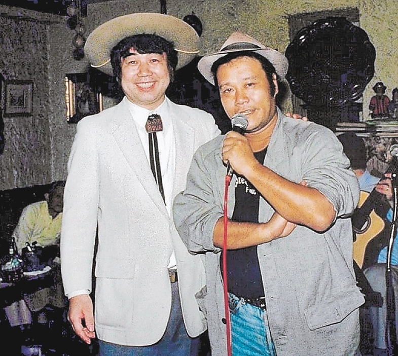 親交を深める西田さん（右）と太郎さん＝東京のレストラン