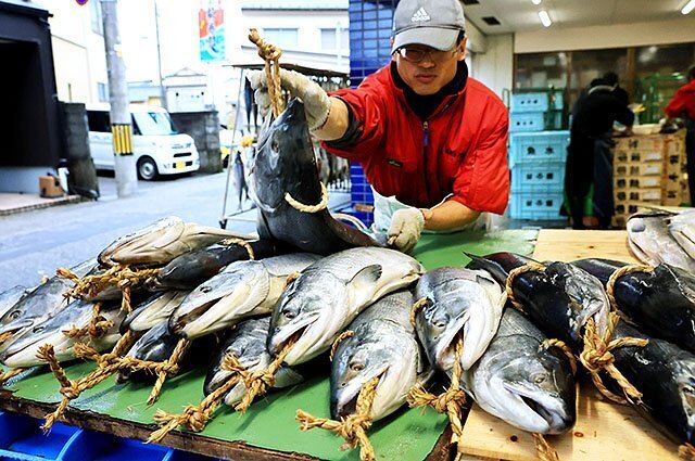 朝早くから、従業員が手際良く準備を進めた