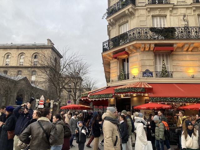 フランスの年末年始は、日本に比べると非常にシンプルであっさりしています。休暇も比較的短いため、その過ごし方には日本と大きな違いがあります。