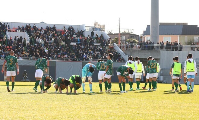 がっくりと肩を落とす青森山田の選手たち。写真：窪田亮