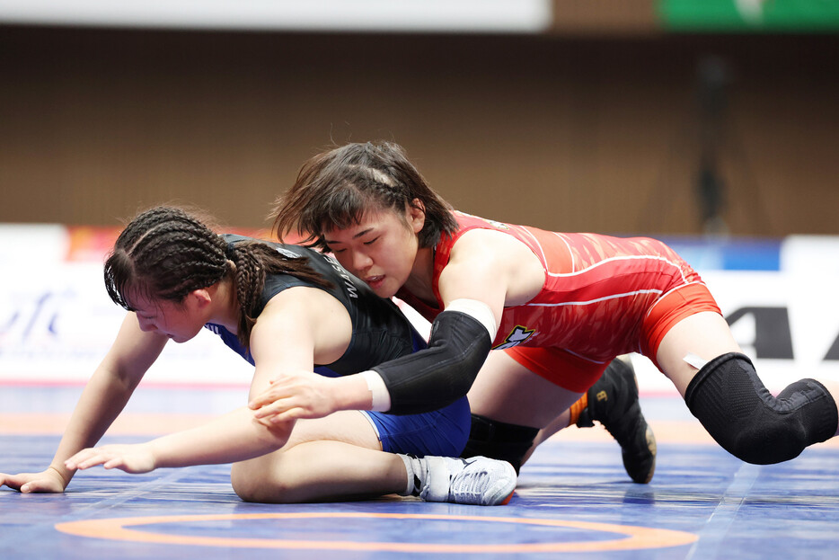 全日本レスリング。女子５０キロ級決勝で、伊藤海（左）を攻める吉元玲美那＝２１日、東京・代々木第２体育館