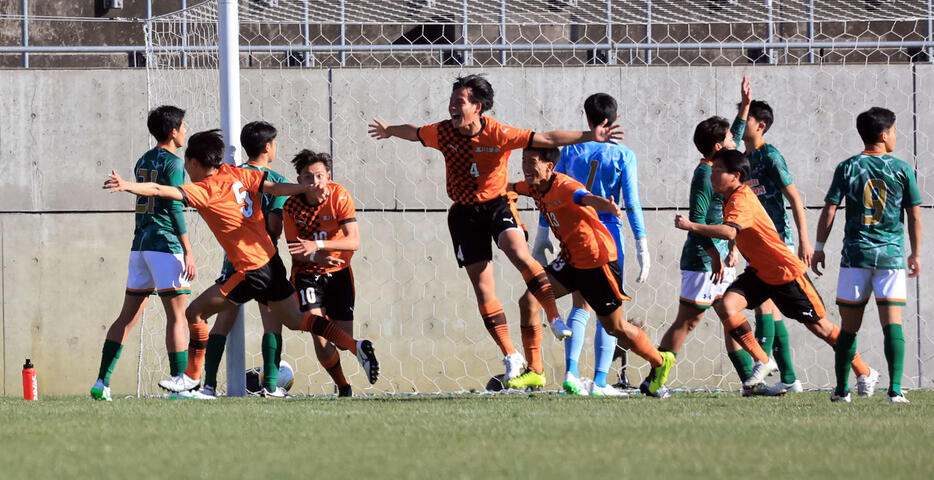 青森山田対高川学園　後半、先制ゴールを決め喜ぶ高川学園・大森（左から4人目）とがっくりの青森山田イレブン（撮影・浅見桂子）