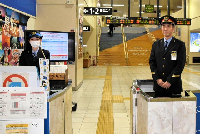 来春には自動改札機が設置されるJR鳥取駅の改札。右は小川修司駅長=鳥取市東品治町、斉藤勝寿撮影