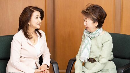 秋吉久美子さん（左）と下重暁子さん（写真：新潮社）