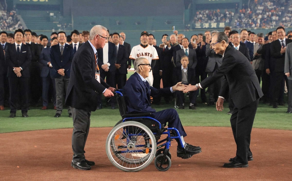 握手をかわす長嶋氏（中央）と王氏（右）（後方中央は阿部監督）（撮影・西川　祐介）