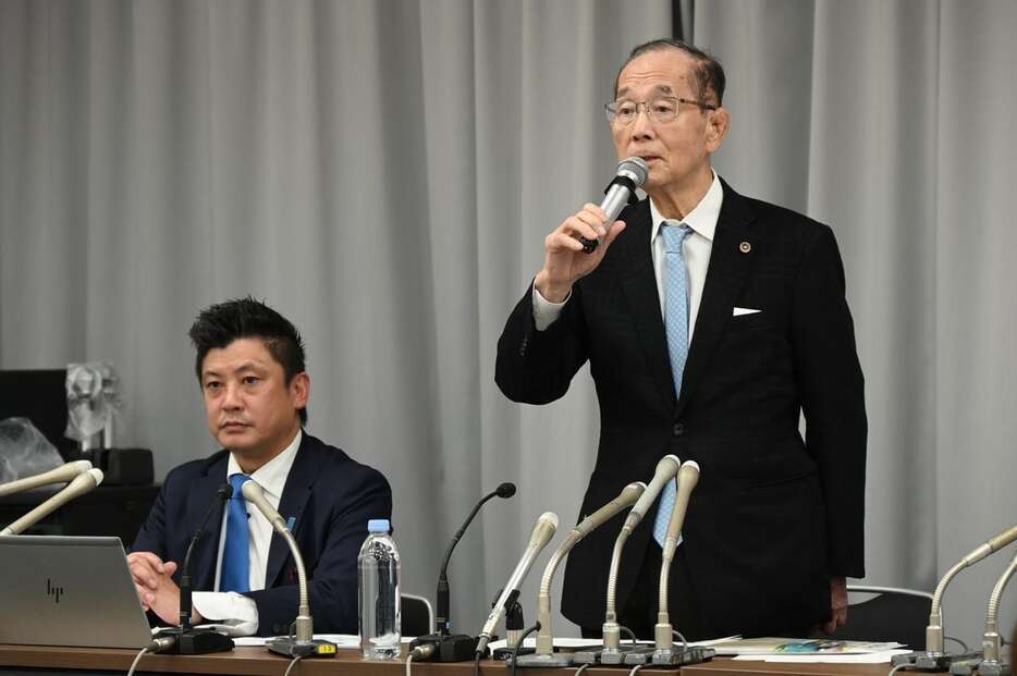 記者会見する船井電機の原田義昭会長（右）＝2日午後、東京都中央区（奥原慎平撮影）