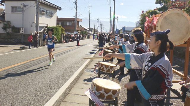 太鼓の演奏でランナーを応援