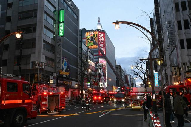 繁華街・すすきので火災が起き、複数の消防車両が出動して騒然となっていた=2024年11月26日午後3時49分、札幌市中央区、上保晃平撮影