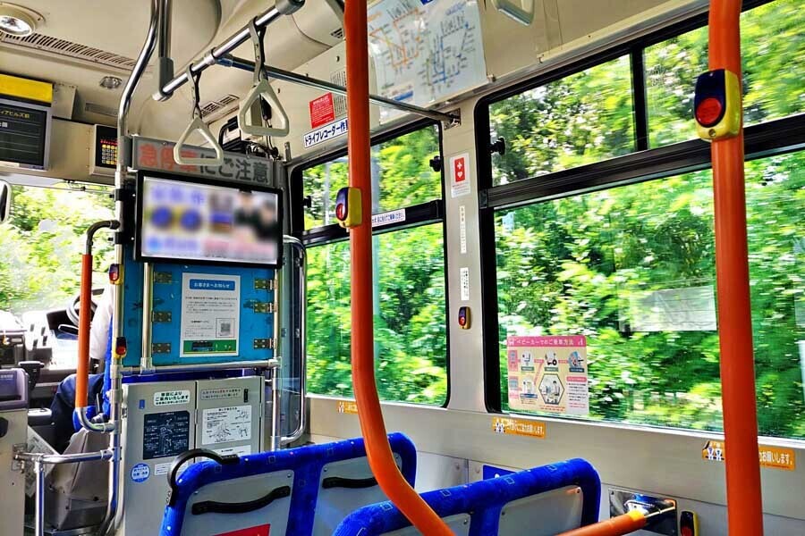 路線バスの車内（画像：写真AC）