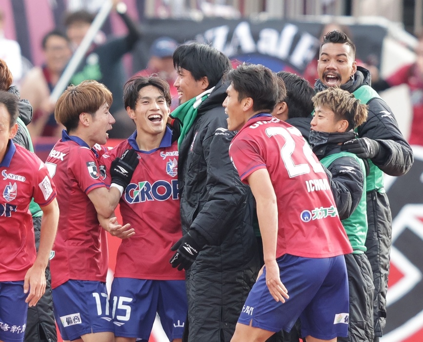 先制ゴールを決めた岡山の本山遥（写真◎J.LEAGUE）