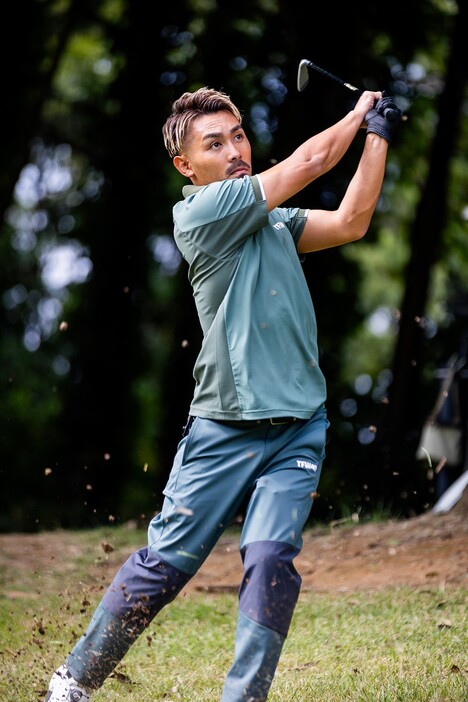 ▲ 2打目は池手前に刻むコントロールショットでスリーオンを狙う村越選手