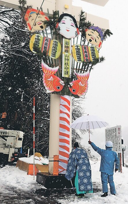 大鳥居に取り付けられたジャンボ熊手＝岩峅雄山神社