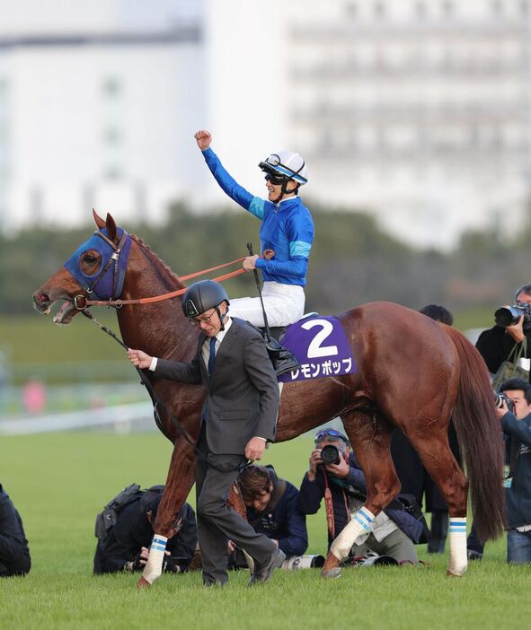 レモンポップでチャンピオンズCを制し、こぶしを突き上げる坂井瑠星騎手（カメラ・渡辺　了文）