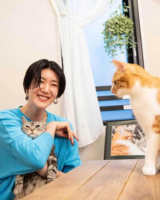 栗原恵さんは3匹の保護猫と暮らしている【写真提供：栗原恵】